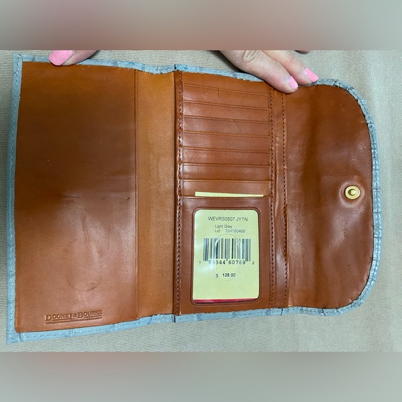 NWT Dooney & Bourke Croc- Embossed Leather Light Grey Wallet Gold Tone Hardware - Picture 6 of 15